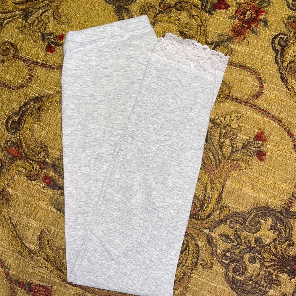 Girl’s Aeropostale heather gray legging with lace around ankles, size 10